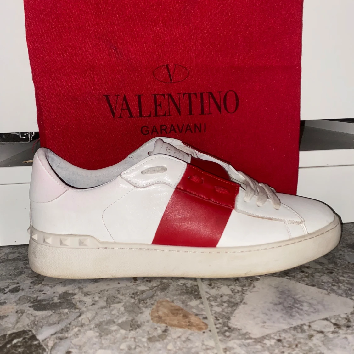 Valentino Garavani sneakers i vitt och rött - 1