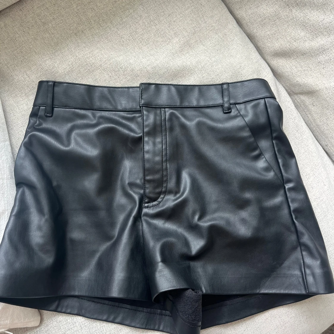 Svarta skinnshorts från Zara