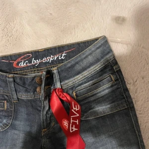 Bootcut jeans från EDC by Esprit - Super snygga lågmidjade bootcut jeans från EDC. Helt oanvända