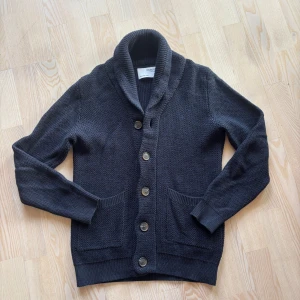 Stickad Cardigan - En sjukt fet och trendig kofta med knappar och fickor. Storlek S och passar True To Size! Om ni har frågor eller funderingar så är det bara att höra av sig!