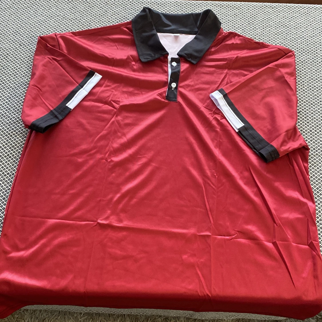 Röd pikétröja med svarta detaljer - 2