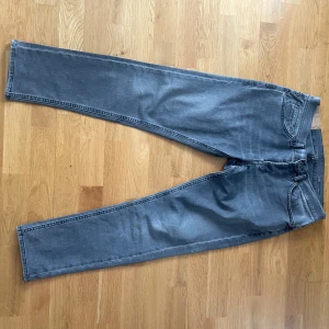 Dondup George Jeans - Nu säljer jag mina Dondup George Skinny Fit-jeans eftersom de inte längre passar mig. De är supersköna, i väldigt bra skick och förtjänar en ny ägare! Hör av er vid minsta fråga. Ny pris ligger på 2100