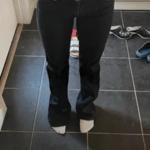 Svarta bootcut jeans - Snygga svarta lågmidjade bootcut jeans från Monki! Säljer då de inte kommer till användning. Midjemått 37cm rakt över, innerbenslängden 84cm