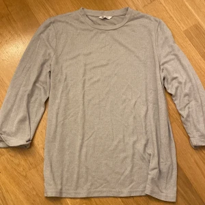 Tunn stickad tröja från Cubus - Grå stickad tröja från Cubus. Storlek M. 