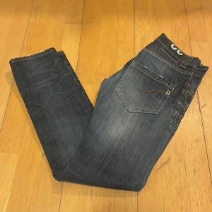 Dondup jeans - Sjukt snygg dondup jeans i storlek 32. Skicket är väldigt bra och dem har inga defekter eller hål. Hör av er vid frågor. Mvh 