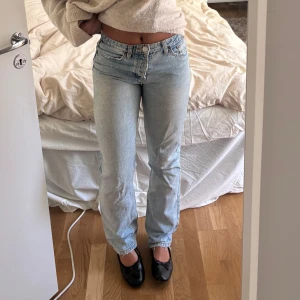 Ljusblå jeans med rak passform - Säljer ett par ljusblå jeans med rak passform. De har en klassisk design med fem fickor och knappgylf. Inte använda ofta alls. Jag är 165 cm om ni vill jämföra något 🩷