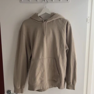 Beige hoodie - Beige weekday hoodie i storlek S. Den är stor i storleken så kan passa M