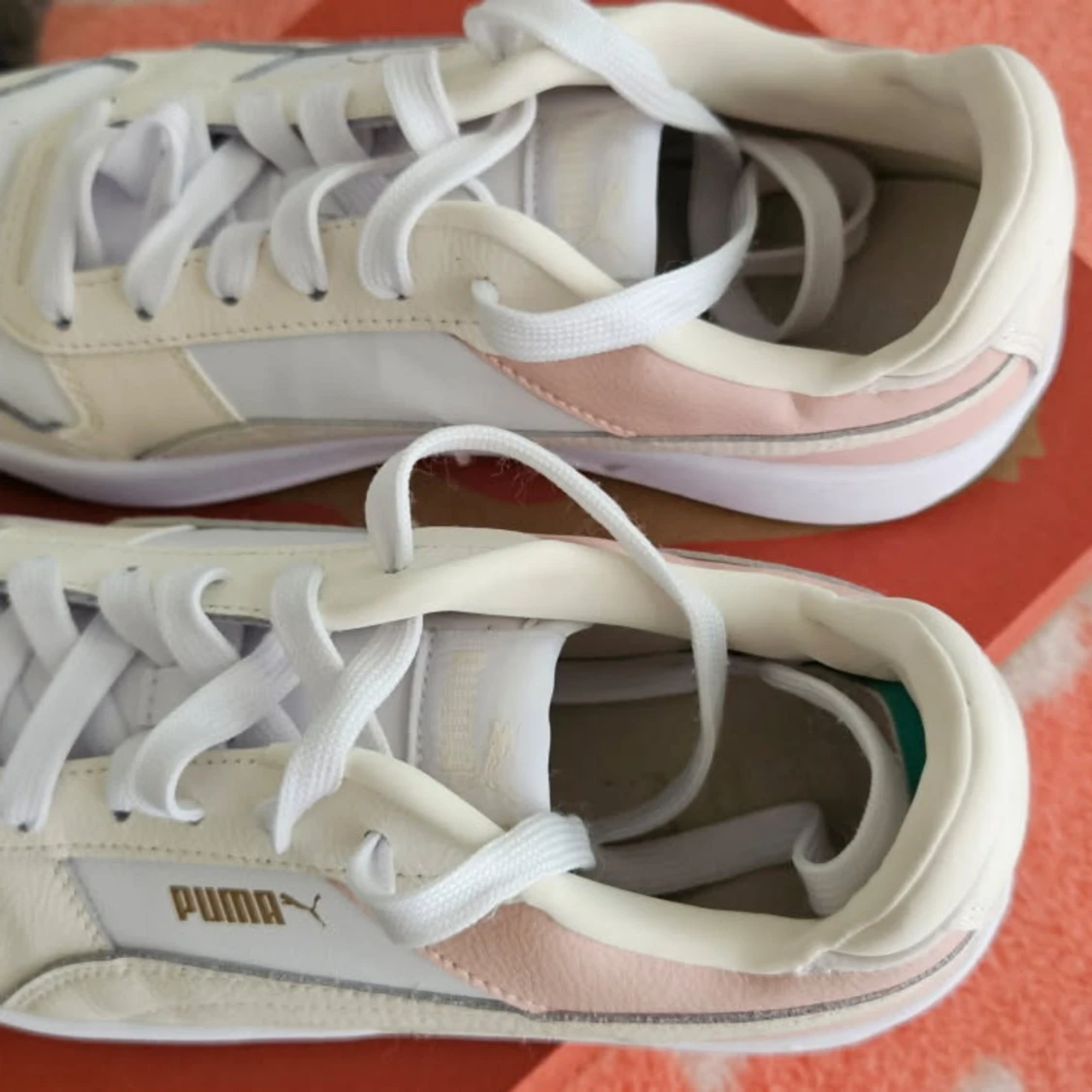 Puma sneakers i vitt och beige - 1
