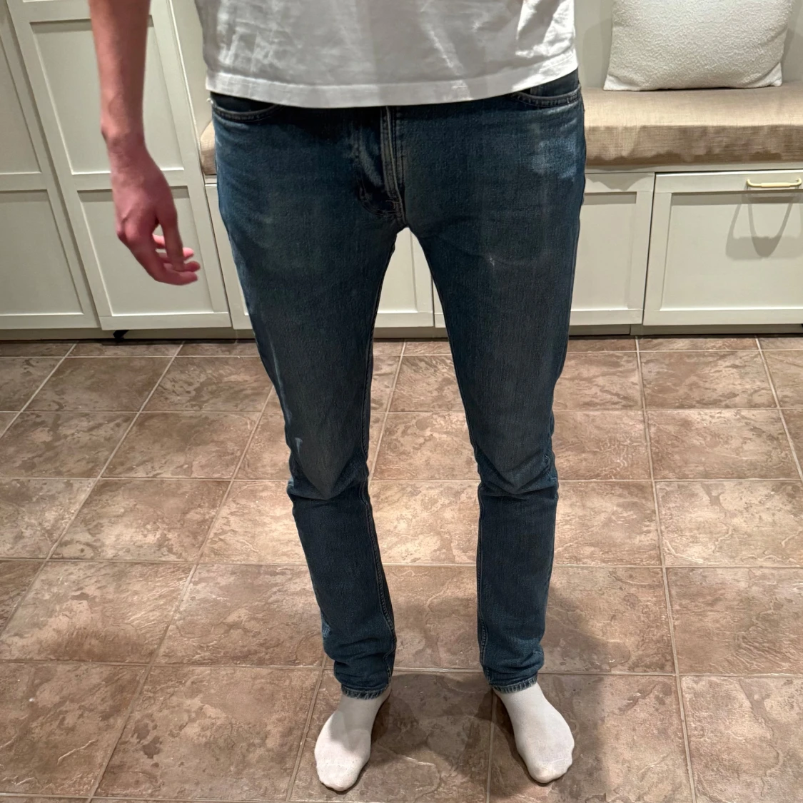 Blå jeans med slitna detaljer