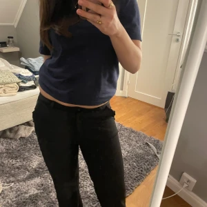 Svarta kostymbyxor - Snygga svarta byxor med knappar i midjan. De har en normal passform och är perfekta för en stilren look. Passar bra till både vardag och mer uppklädda tillfällen.