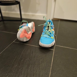 Blå Harden Stepback 3s basketskor. Pris 329kr  - Fräsha blåa Harden Stepback 3s. Storlek 38. I jätte bra skick förutom lite på toppen (se bild). Passar bra för nybörjare såväl som avancerade. 