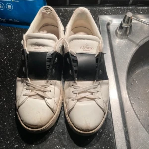 Valentino open (svart) - Tja säljer ett par valentino opens i färgen svart och storlek 43 skicket är helt okej förutom tårna. Inget man lägger märke till vid användning. Box kan ingå vid en snabb och smidig affär.