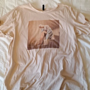 Beige t-shirt med tryck - Från HM och I bra skick utan defekter