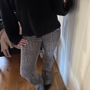  leopardmönstrade byxor - Snygga byxor med leopardmönster. Byxorna har en bootcut-stil som ger en trendig look. Perfekta för att sticka ut med ett djärvt mönster.