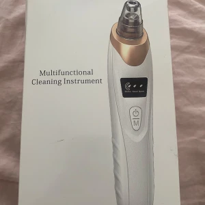 Porrengörare  - Ett rengöringsverktyg med flera utbytbara munstycken och USB-laddningskabel. Perfekt för djuprengöring av huden. Helt oanvänd med öppen förpackning (fick den hemskickad så) 