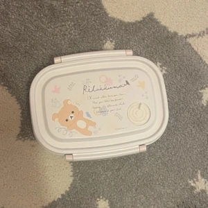 Rilakkuma matlåda bento - Användes fåtal gånger. Den är inte så stor men går bra att ha frukt snack i eller annat lite mindre. 