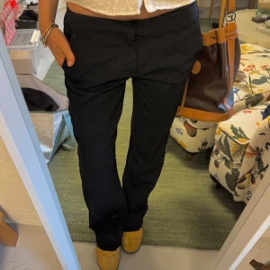 Svarta kostymbyxor Zara - Snygga svarta kostymbyxor från Zara. Storlek S/M. Sömmarna längst ner är lite trasiga men går bara att sy ihop igen.💓
