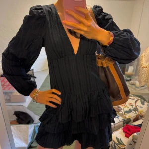 Svart klänning med volanger - Snygg svart klänning från Zara. Storlek S. Knappt använd.💓