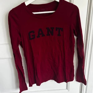 NY - Gant tröja  - En gant tröja som använts ett fåtal gånger men det är inget som syns. Den är vinröd och lite tunnare, inte så tjock. Väldigt skön att ha på sig