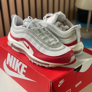 Nike Air Max 97 ”University Red/White - Nike Air Max 97 “University Red / White” Storlek: US 8 / EU 41 (26 cm) Snygga, klassiska 97:or i vit och röd – i princip nyskick! Endast testade inomhus, originalkartong ingår. Superbekväma och passar till allt.