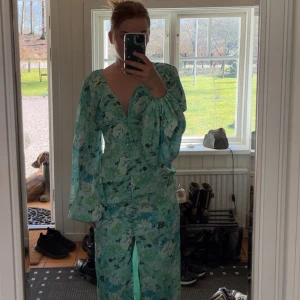 Adoore klänning  - Vacker klänning som endast äe provad. Prislappen är kvar. Strl 34 