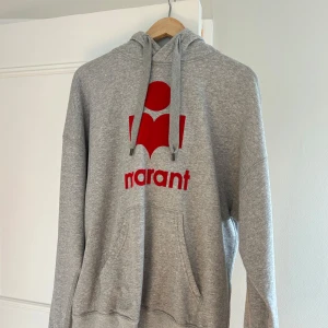 Grå hoodie Isabel Marant Étoile - Snygg grå hoodie från Isabel Marant Étoile med röd logga framtill. Oversized passform! Säljer då den inte kommer till användning längre, men i fint skick! 💓
