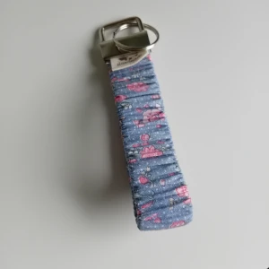 Scrunchie keychain wristlet, nyckelring  - Egentillverkad nyckelring som är perfekt för att bära på handleden. Mått på insidan är ca 18cm i omkretsen men kan bli större då det är resår i. Aldrig använd