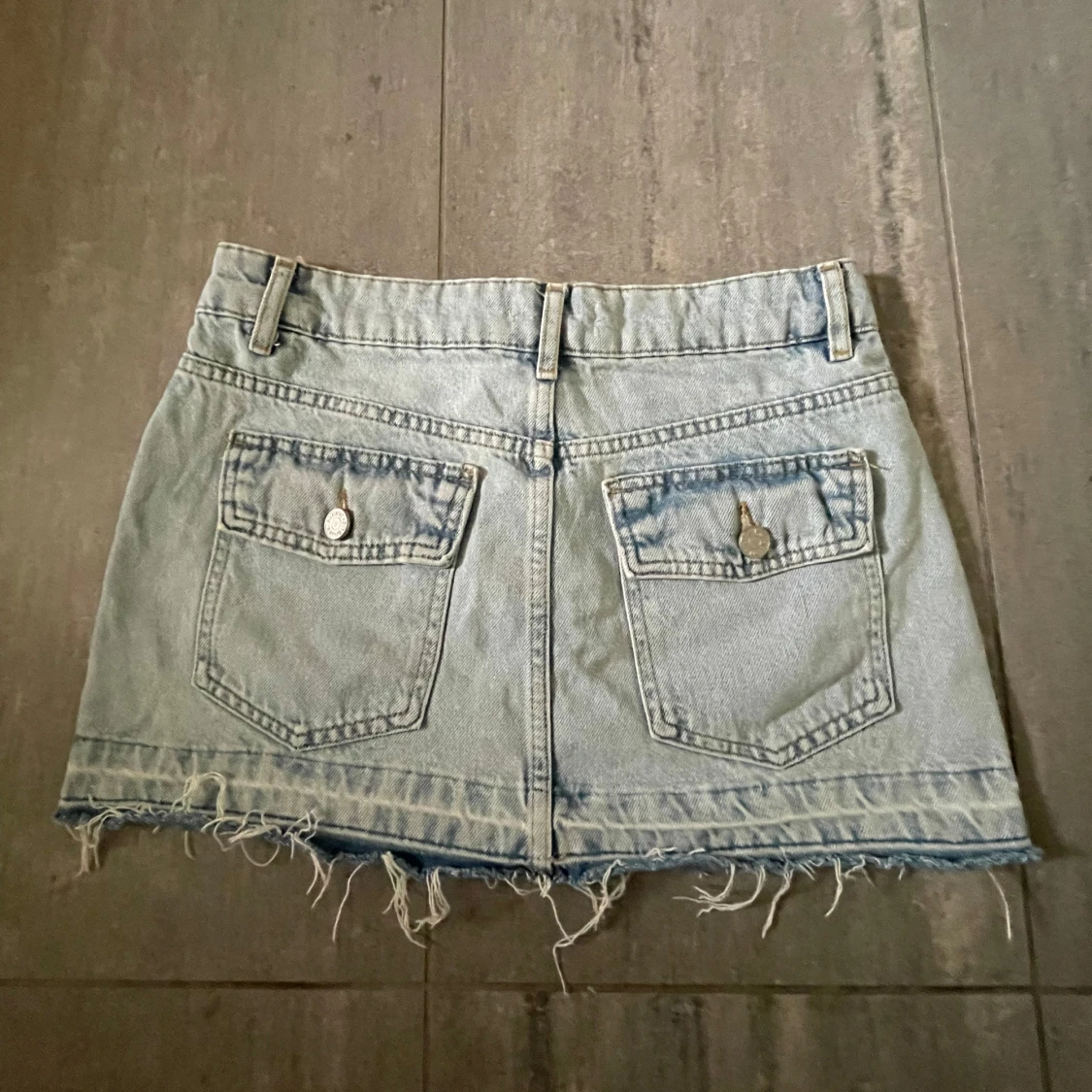 Ljusblå jeanskjol med fransig kant - 1