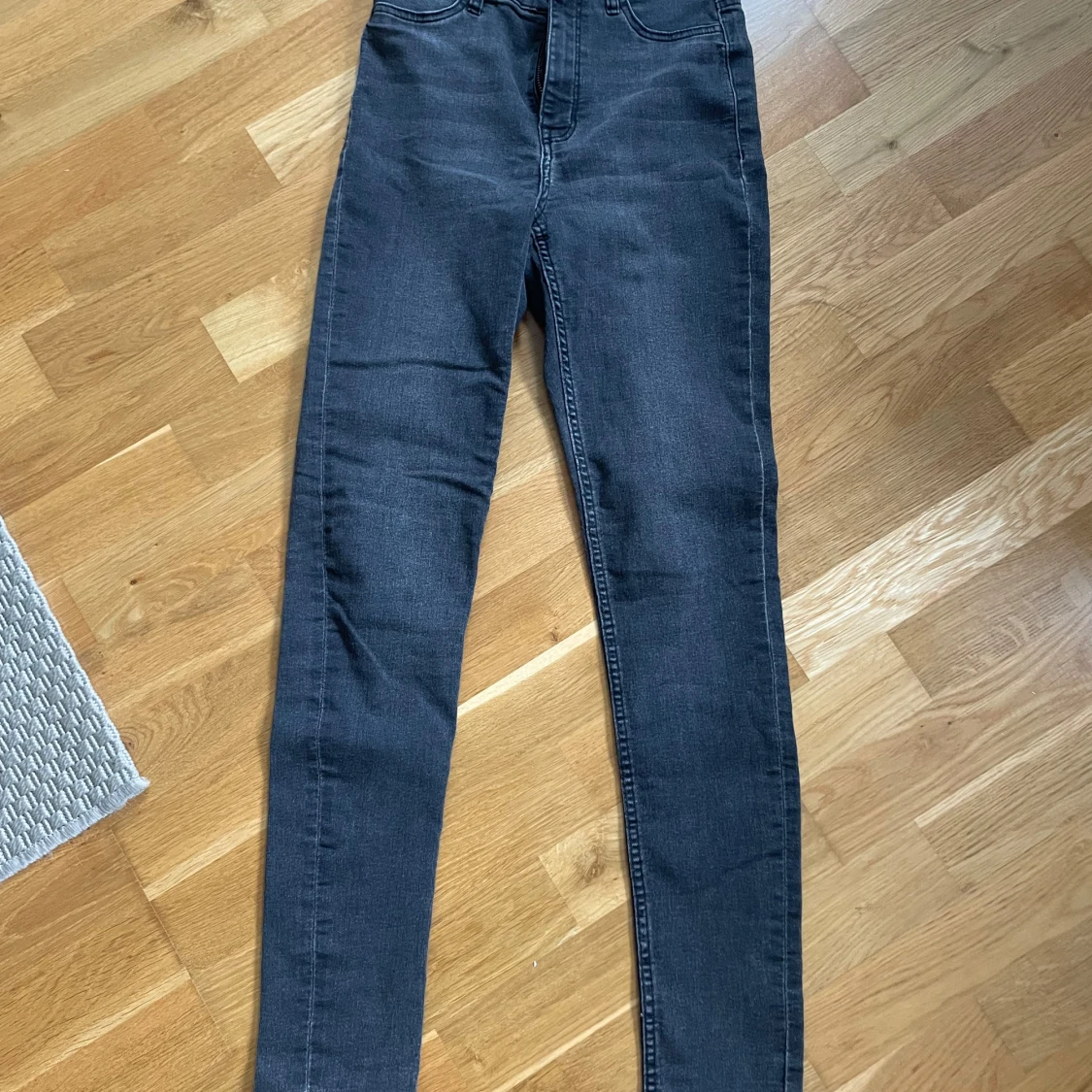 Svarta skinny jeans från Divided, stl 34