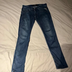 Mörkblå Replay jeans slim fit - Replay jeans i bra skick, Waist 31 Length 32