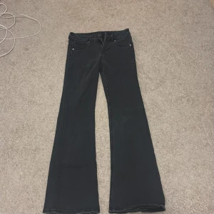 Svarta bootcut jeans från H&M Divided - Svarta lågmidjade jeans
