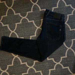 Replay jeans  - Tja, säljer nu mina tvär feta jeans från Replay. De är i ett väldigt gott skick och som du ser på 4e bilden har de en väldigt bra passform. Hör gärna av dig ifall du har frågor eller vill ha fler bilder.       MVH Alfred 