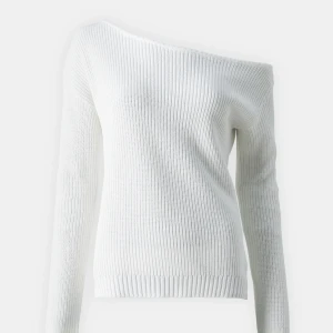 Vit offshoulder stickad tröja - Superfin vit stickad tröja med offshoulder-design och långa ärmar. Tröjan har en ribbad struktur och är perfekt för dig som gillar en stilren och trendig look. Enkel att matcha med både jeans och kjol.