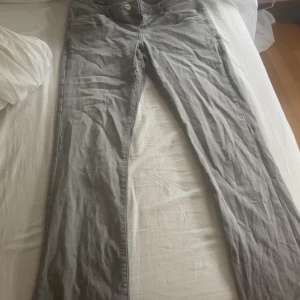 Grå jeansbyxor från LTB Valerie - Snygga grå jeansbyxor från LTB, modell Valerie. Säljer snygga jeans! Använda fåtal gånger använda. Sitter supersnyggt och passar till det mesta. Säljes pga fel storlek! Storlek 27/32