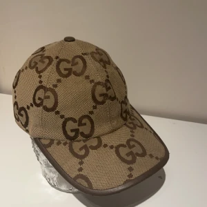 Gucci keps  - Toppskick 🌟 Ej solbränd eller defekt överhuvudtaget, utöver få nästan osynliga repor på lädret. Kvitto och tillbehör finns om det önskas med vid köp. Min kille har fler kepsar han säljer av nu så bara att kolla in profilen 💕Hör av er vid eventuella frågor eller prisförslag ☺️