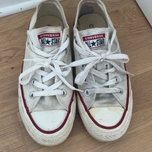 Vita låga Converse  - Vita låga skor från Converse. Lite smutsiga men tror att det mesta går att få bort. Lite sönder bak i vänstra skon men det är inget man känner eller tänker på.