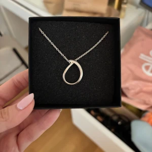 Silverhalsband Drakenberg Sjölin - Jättefint halsband ”OCEAN SINGLE NECKLACE SILVER” från Drakenberg Sjölin. Aldrig använt eftersom jag inte använder halsband. Nypris 1600kr. Asken medföljer. RECYCLED 925 STERLING SILVER