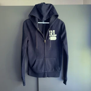Ralph Lauren Zip-hoodie - - Mycket fint skick, kanske en aning urtvättad. Storlek S passar dig som är mellan 175-185cm. Nypris ca 2500kr. Skriv för mer information!🤝
