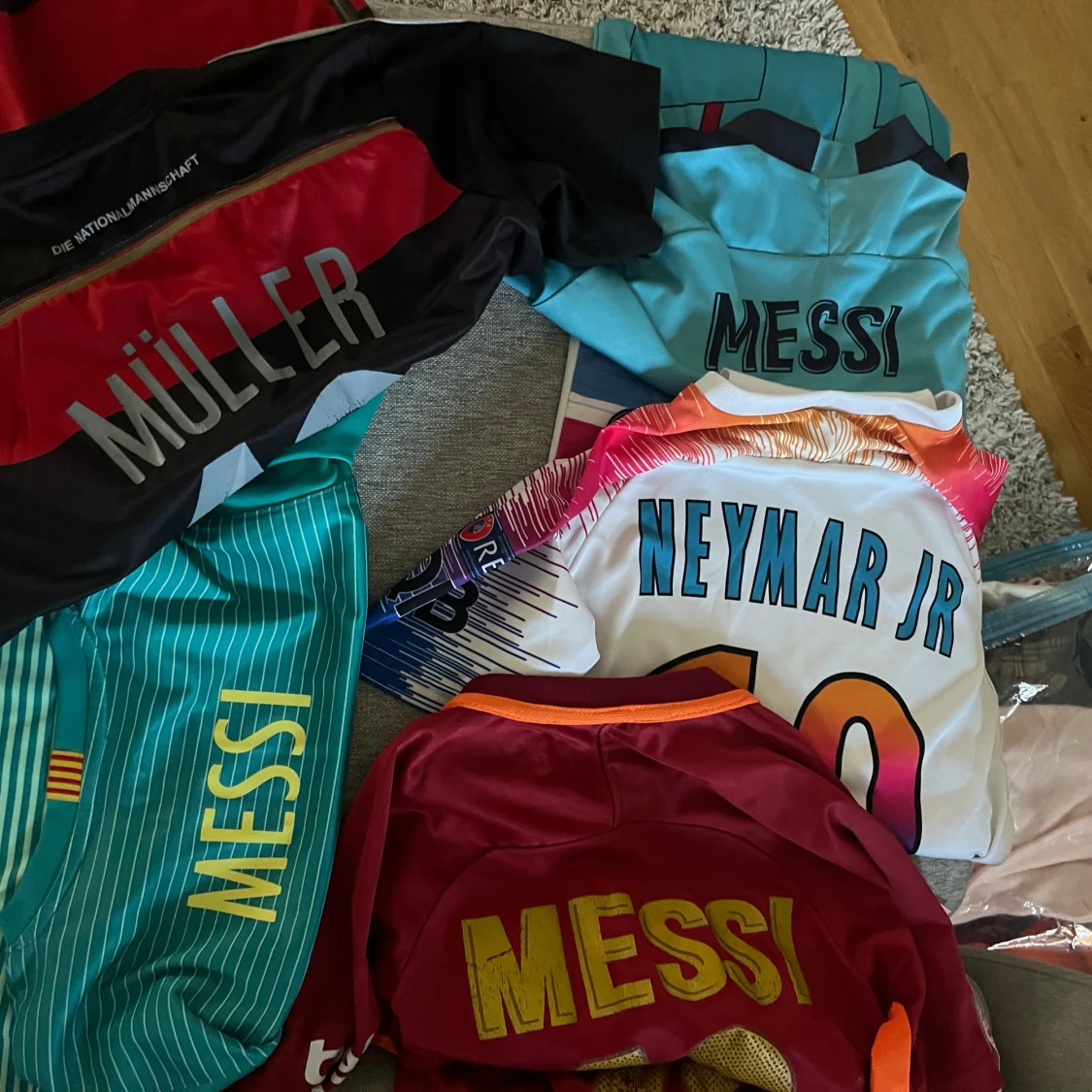 Samling fotbollströjor Messi, Neymar, Müller