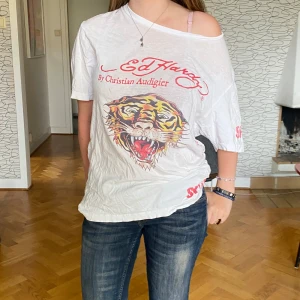 Ed Hardy T-shirt  - Vit ed Hardy T-shirt, storlek s men sitter baggy, några små hål på baksidan (se sista bilden)