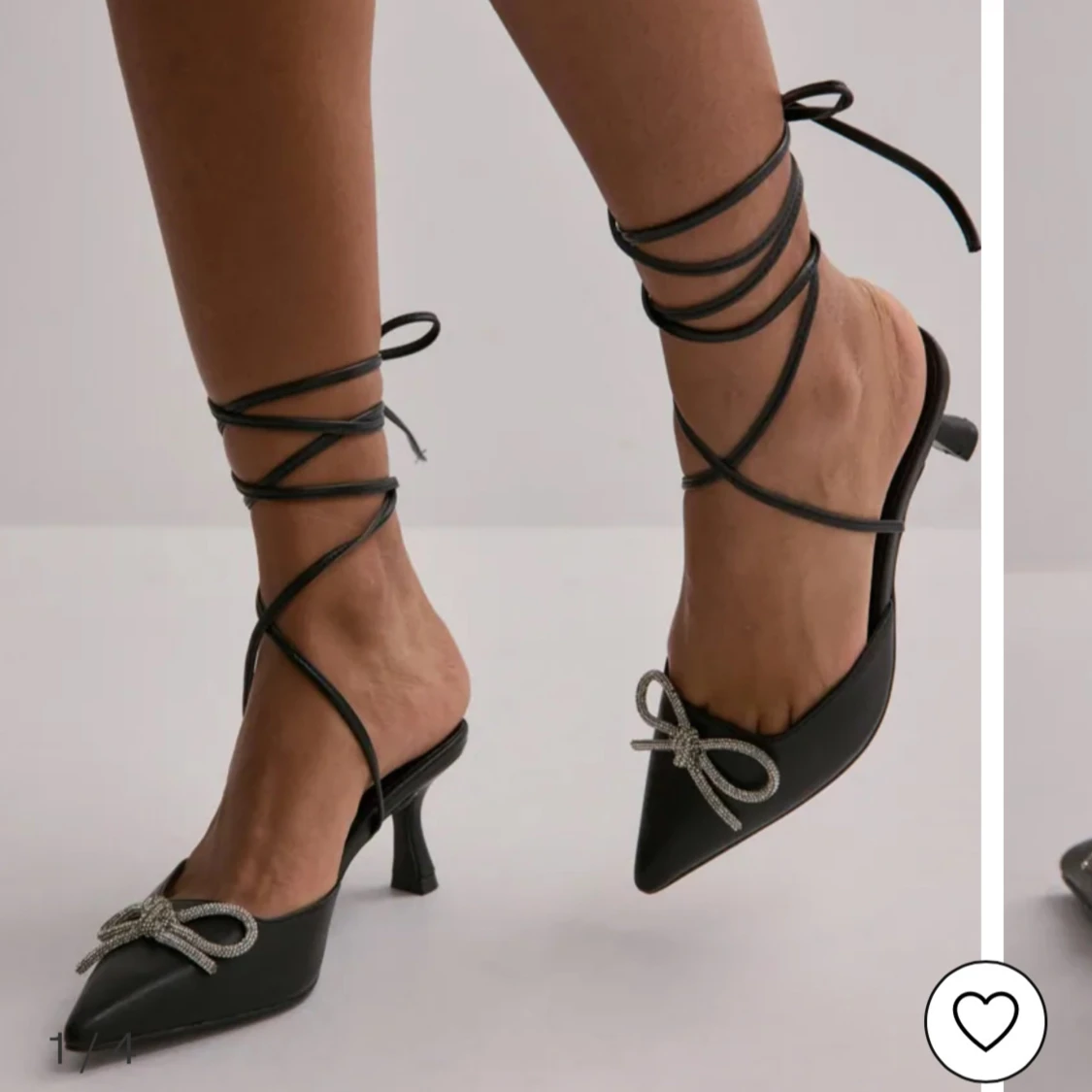 Svarta pumps med strassrosett från Pieces - 2