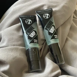 W7 Prime Grip Primer duo - Två tuber W7 Prime Grip Primer, perfekt för att få sminket att sitta hela dagen. Tuben är svart och grå med tydlig logga och pumpfunktion. Innehåller 24g per tub och har en stilren, modern design som passar i alla sminkväskor.