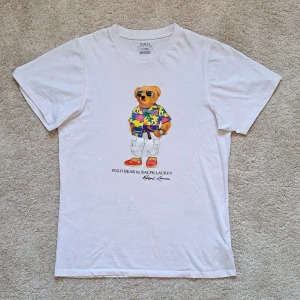 Ralph Lauren T-shirt Med Med Sommar Tryck - Stl S - Fin Sommar T-shirt från Ralph Lauren ☀️ | Skick: 9/10 | Stl: S, Rekomenderas för 170cm | Riktigt bra passform! | Fraktar spårbart med Instabox eller Postnord | Mvh, Galgen 🤗