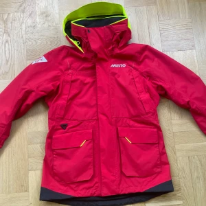 Seglarjacka Musto - Jättefin seglarjacka från märket Musto - endast använd 2 gånger!   Storlek EUR 40 vilket motsvarar ungefär M.  Kan både frakta eller mötas upp - finns i Stora Essingen vid upphämtning.  Har du någon fundering så är det bara och höra av dig! ☺️