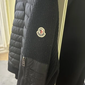 Moncler Cardigan - Bra skick, passar till L/XL. Har fungerande NFC tagg. Äkta såklart