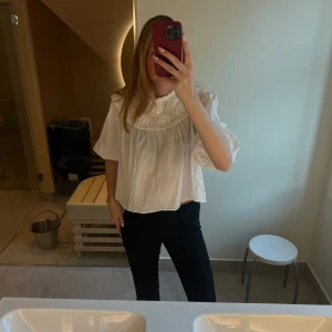 Vit blus med fin detalj - Super gullig blus som jag köpt second hand men som inte kommit till användning