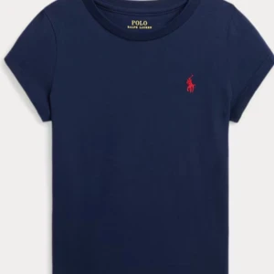 Marinblå t-shirt från Polo Ralph Lauren - Snygg marinblå t-shirt från Polo Ralph Lauren med klassisk röd broderad logga på bröstet. T-shirten har rund halsringning och korta ärmar. Perfekt basic-plagg i mjuk bomull som funkar till allt. Säljer denna för den har inte kommit till någon användning 💛