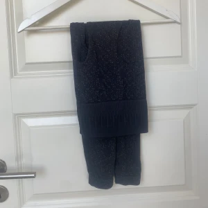 Rise Tights från relode - Snygga svarta träningstights från relode med diskret mönster och hög midja. Riktigt sköna! 
