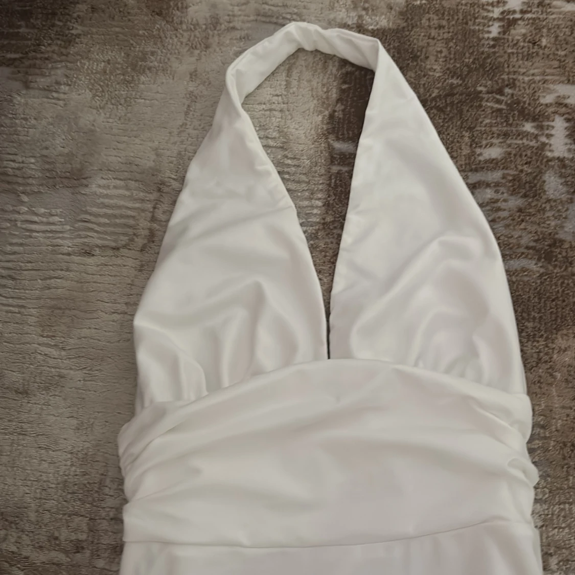 Vit halterneck kortklänning med volang - 2