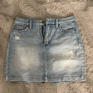  jeans kjol  - Super söt jeans kjol me lite slitningar i storlek 34 bra skick 